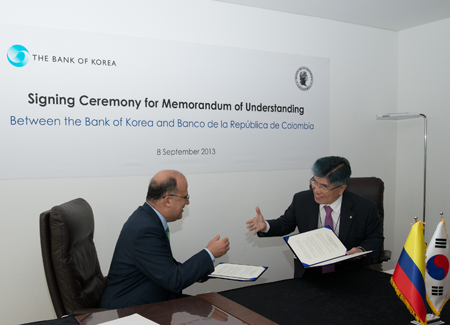 José Darío Uribe, Gerente General del Banco de la República, y Choongsoo Kim, Gobernador del Banco de Corea, en el momento de la firma del Memorando de Entendimiento.