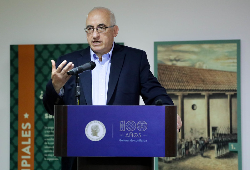 Fotografía del Gerente General del banco de la República en el evento: renovación del Centro Cultural en Cúcuta