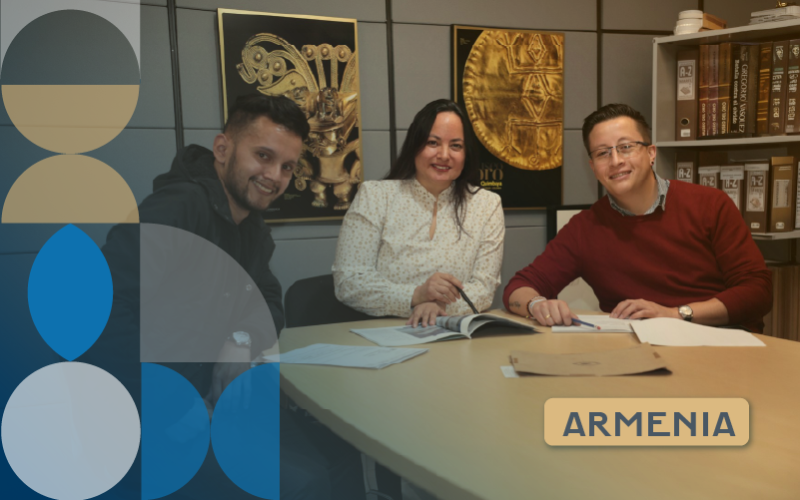 tres profesionales en una mesa de trabajo
