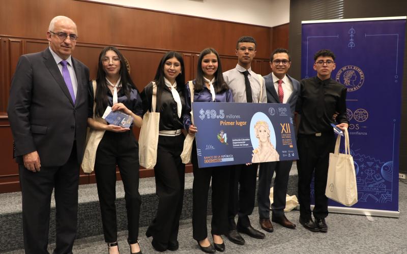 Fotografía del grupo ganador