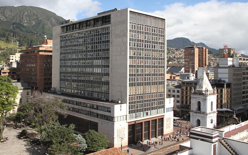 Fotografía del edificio principal del Banco de la República en Bogotá